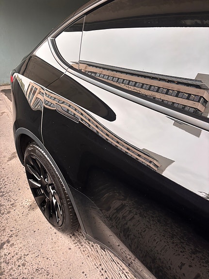 Tesla Model Y 28 of 30