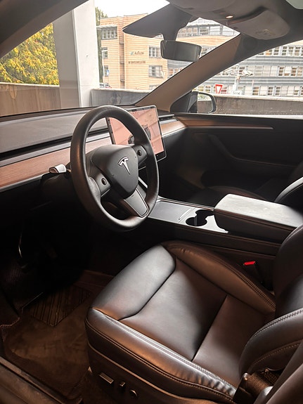 Tesla Model Y 15 of 30