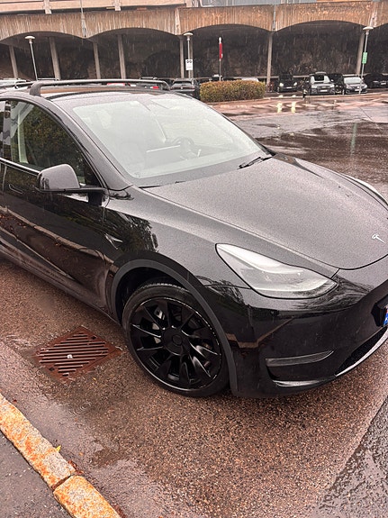 Tesla Model Y 9 of 30