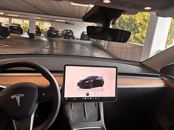 Tesla Model Y 16 of 30