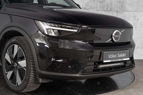 Volvo XC40 2 of 30