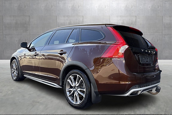 Volvo V60 Cross Country 2 of 15