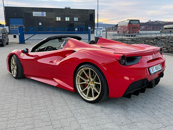 Ferrari 488 Spider 4 of 18