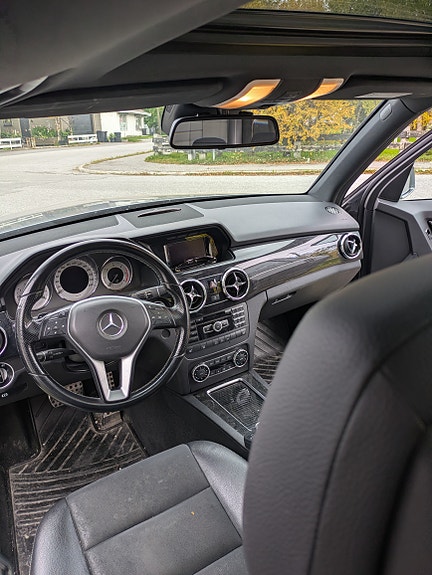 Mercedes-Benz GLK220 4 of 9