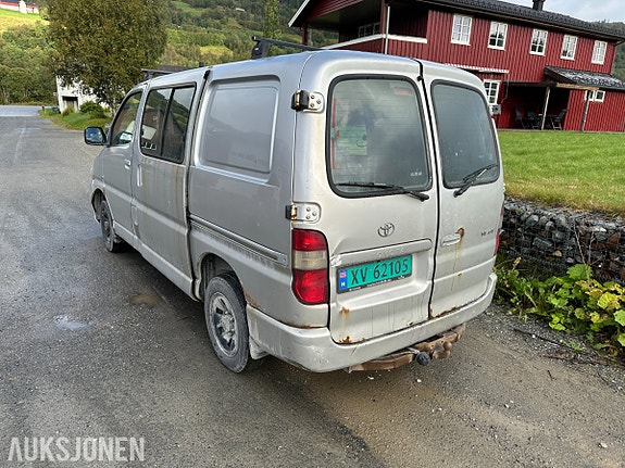 Toyota HiAce 4 of 28
