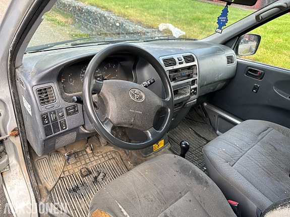 Toyota HiAce 24 of 28