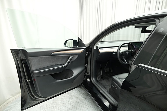 Tesla Model Y 23 of 30