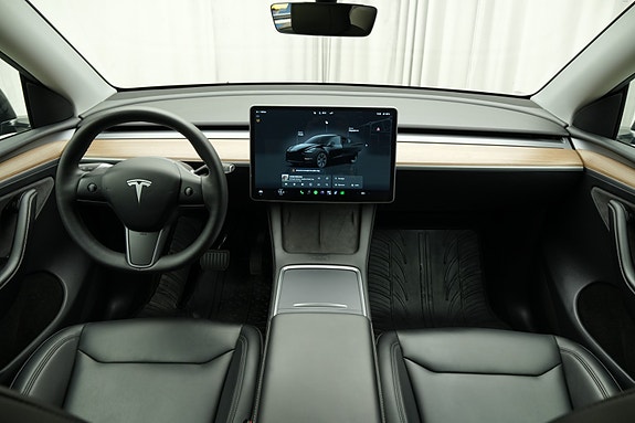 Tesla Model Y 28 of 30