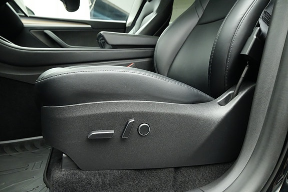 Tesla Model Y 27 of 30