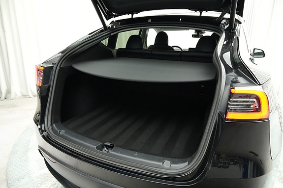 Tesla Model Y 12 of 30