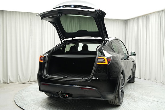 Tesla Model Y 11 of 30