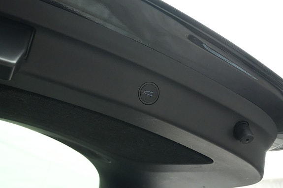 Tesla Model Y 14 of 30