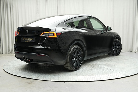 Tesla Model Y 7 of 30