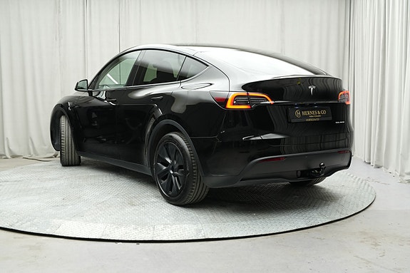 Tesla Model Y 9 of 30