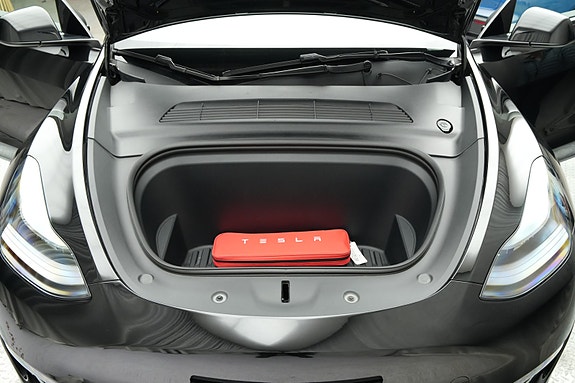 Tesla Model Y 21 of 30