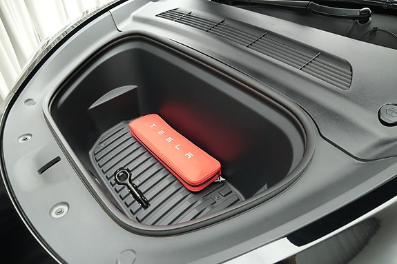Tesla Model Y 22 of 30