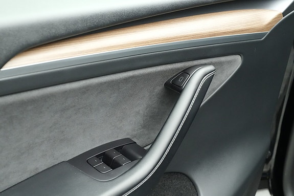 Tesla Model Y 24 of 30
