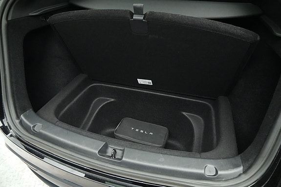 Tesla Model Y 16 of 30