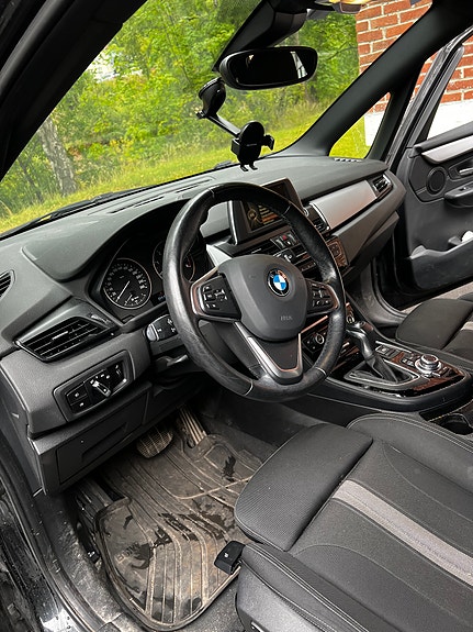 BMW 218d 4 of 6