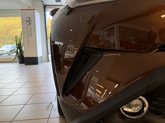 Toyota C-HR 2 of 12