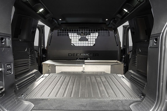 Land Rover Defender 110 23 of 29