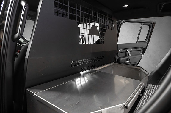 Land Rover Defender 110 24 of 29