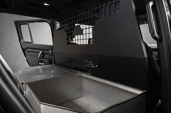 Land Rover Defender 110 20 of 29