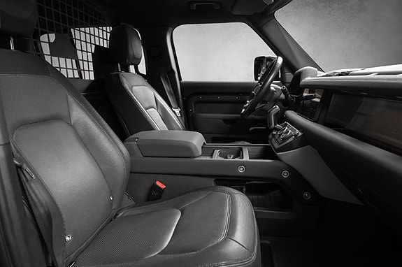 Land Rover Defender 110 26 of 29