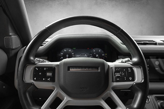 Land Rover Defender 110 17 of 29