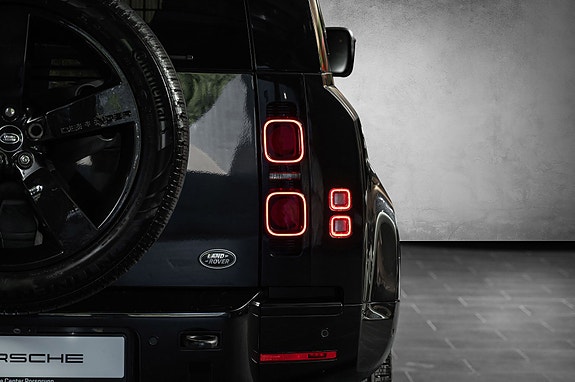 Land Rover Defender 110 4 of 29