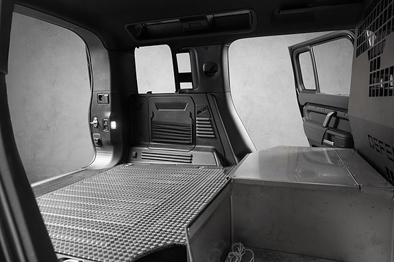 Land Rover Defender 110 22 of 29