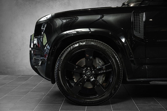 Land Rover Defender 110 8 of 29