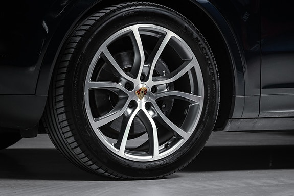 Porsche Cayenne 3 of 30