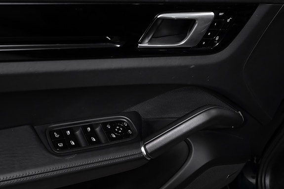 Porsche Cayenne 25 of 30