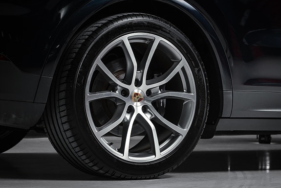 Porsche Cayenne 13 of 30
