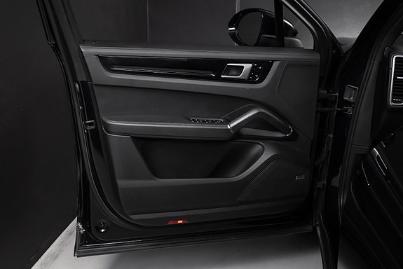 Porsche Cayenne 24 of 30