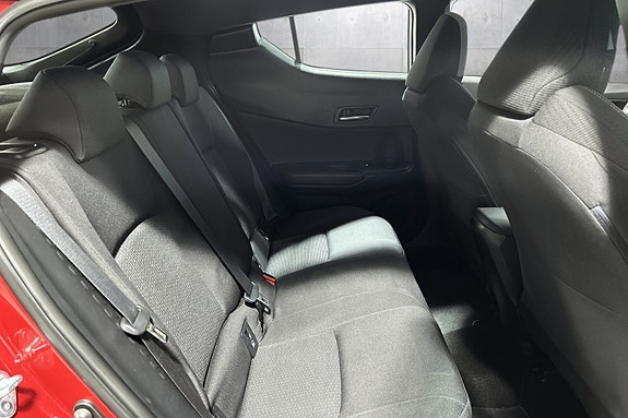 Toyota C-HR 15 of 30