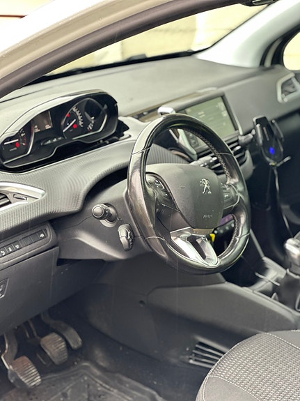 Peugeot 208 21 of 29