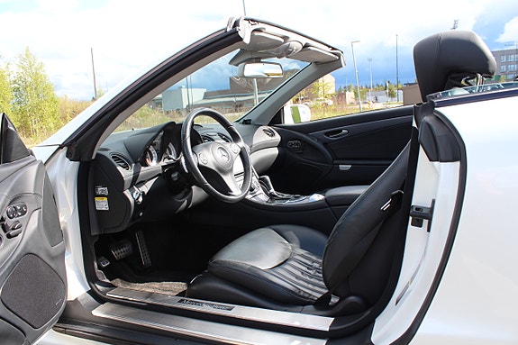 Mercedes-Benz SL550 9 of 25
