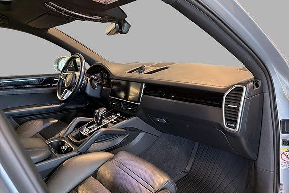 Porsche Cayenne 16 of 30