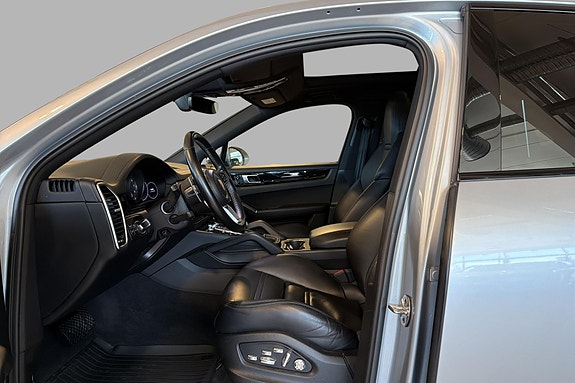 Porsche Cayenne 10 of 30