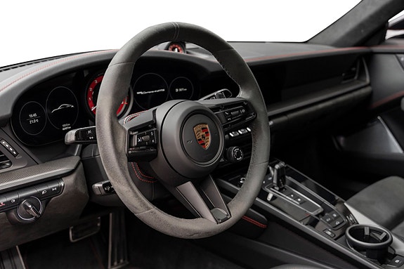 Porsche 911 Carrera 4 GTS 26 of 30