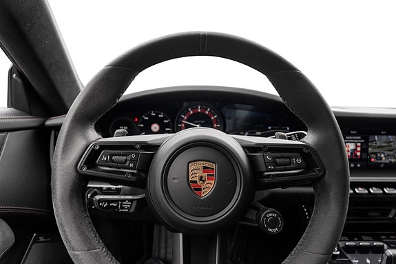 Porsche 911 Carrera 4 GTS 14 of 30