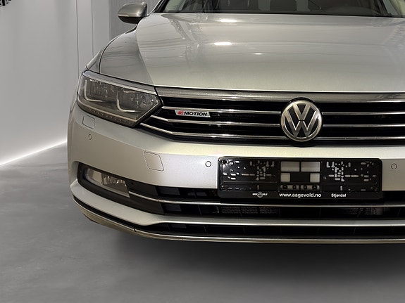 Volkswagen Passat 3 of 24