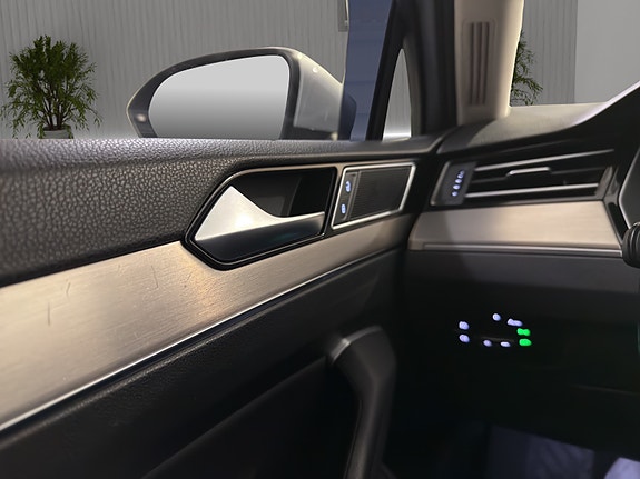 Volkswagen Passat 12 of 24