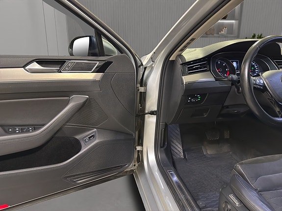 Volkswagen Passat 19 of 24