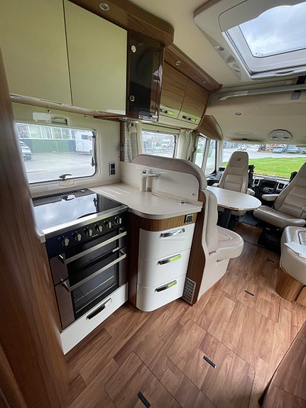 Hymer B 798 PL Queedbed / Hydr. støttelabber / Alde / Stekeovn 10 of 30