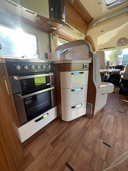 Hymer B 798 PL Queedbed / Hydr. støttelabber / Alde / Stekeovn 9 of 30