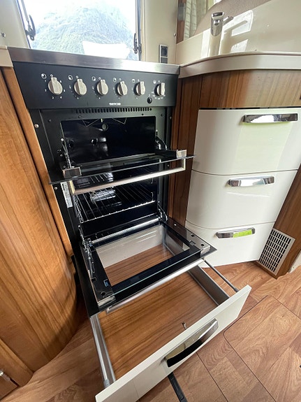 Hymer B 798 PL Queedbed / Hydr. støttelabber / Alde / Stekeovn 16 of 30