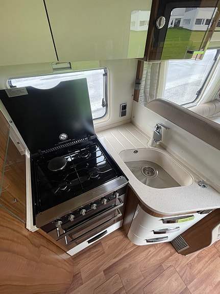 Hymer B 798 PL Queedbed / Hydr. støttelabber / Alde / Stekeovn 15 of 30
